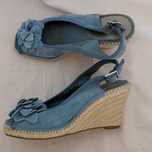 Blue flowered wedges